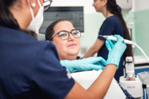 Eine regelmäßige Zahnreinigung beim Zahnarzt bei Wilmersdorf schafft die Grundlage für eine gute Mund- und Allgemeingesundheit.